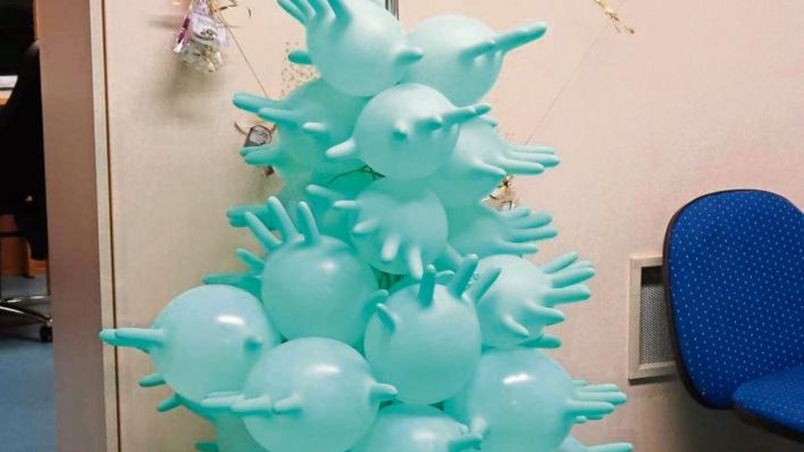 Ein Weihnachtsbaum zum Aufpusten. Mit dieser kreativen Version des Christbaums ist ein Dienstzimmer im Vaihinger Karl-Gerok-Stift geschmückt. Foto: Rücker Ein Weihnachtsbaum zum Aufpusten. Mit dieser kreativen Version des Christbaums ist ein Dienstzimmer im Vaihinger Karl-Gerok-Stift geschmückt. Foto: Rücker