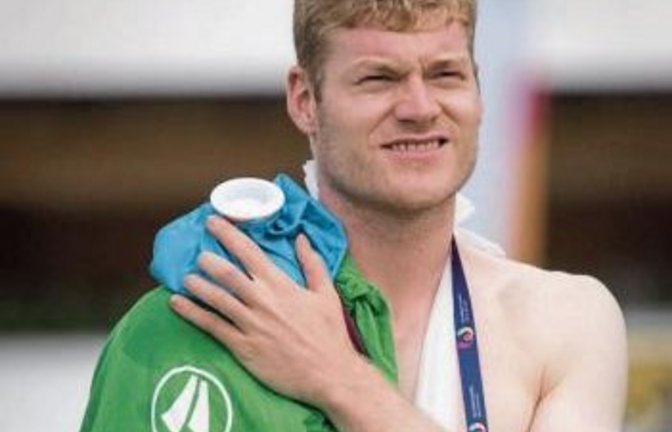 Patrick Thomas’ Schulter wurde nach dem Zusammenprall mit Steve Schmutzler sofort ruhig gestellt.  Foto: DFBL/Schönwandt