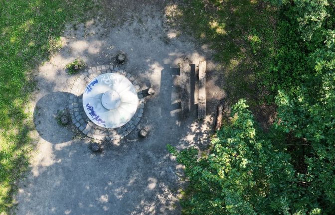 Eine Grillstelle liegt in einem Waldgebiet. Das trockene und warme Wetter verstärkt die Gefahr von Waldbränden speziell an Grillstellen.<span class='image-autor'>Bernd Weißbrod/dpa</span>