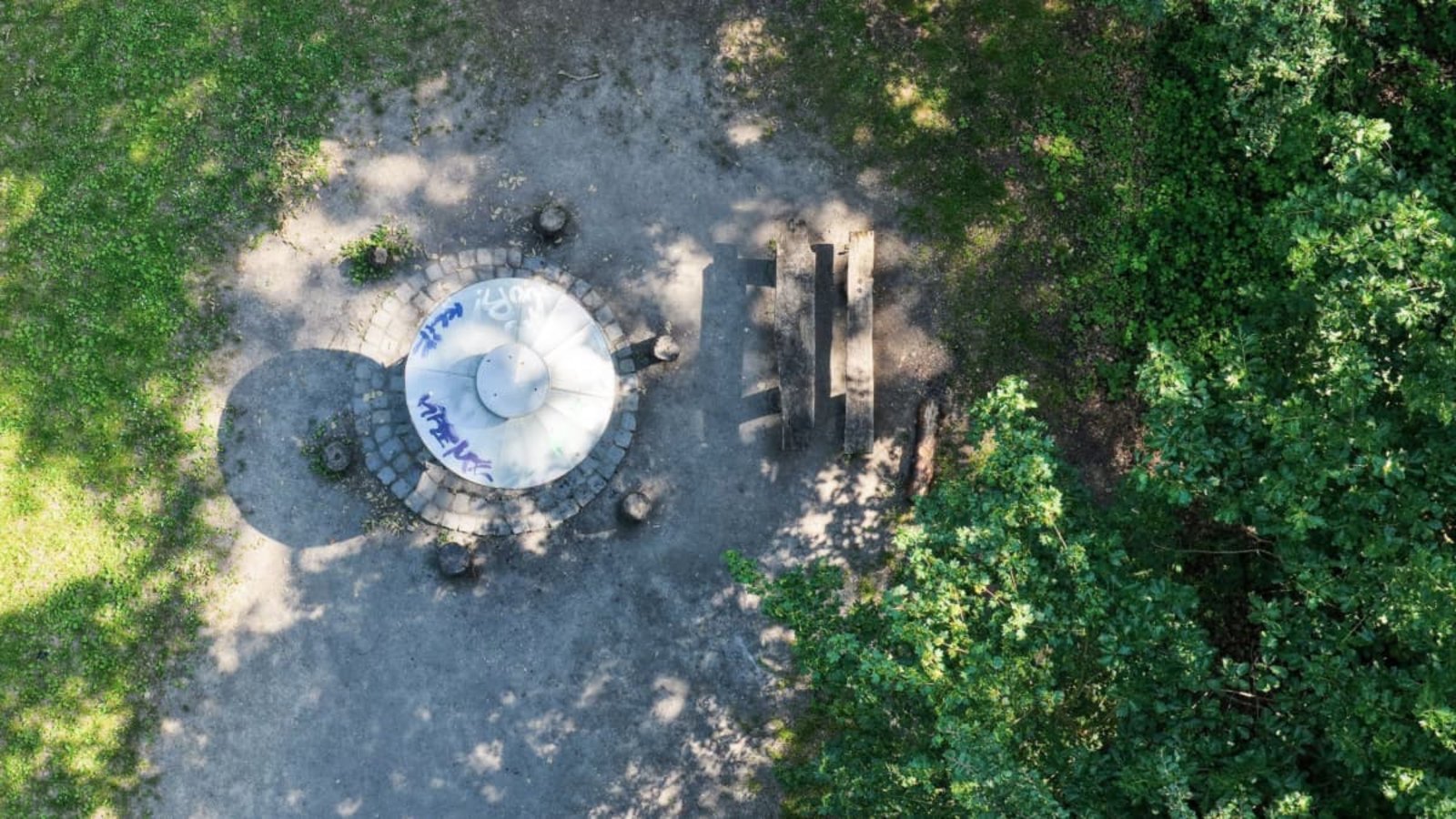 Eine Grillstelle liegt in einem Waldgebiet. Das trockene und warme Wetter verstärkt die Gefahr von Waldbränden speziell an Grillstellen.Bernd Weißbrod/dpa Eine Grillstelle liegt in einem Waldgebiet. Das trockene und warme Wetter verstärkt die Gefahr von Waldbränden speziell an Grillstellen.Bernd Weißbrod/dpa
