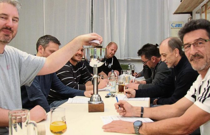 VKZ-Sportredakteur Michael Nachreiner (links) gibt die Losfee bei der Gruppenauslosung des Vaihinger Fußball-Stadtpokals. Foto: Bielesch