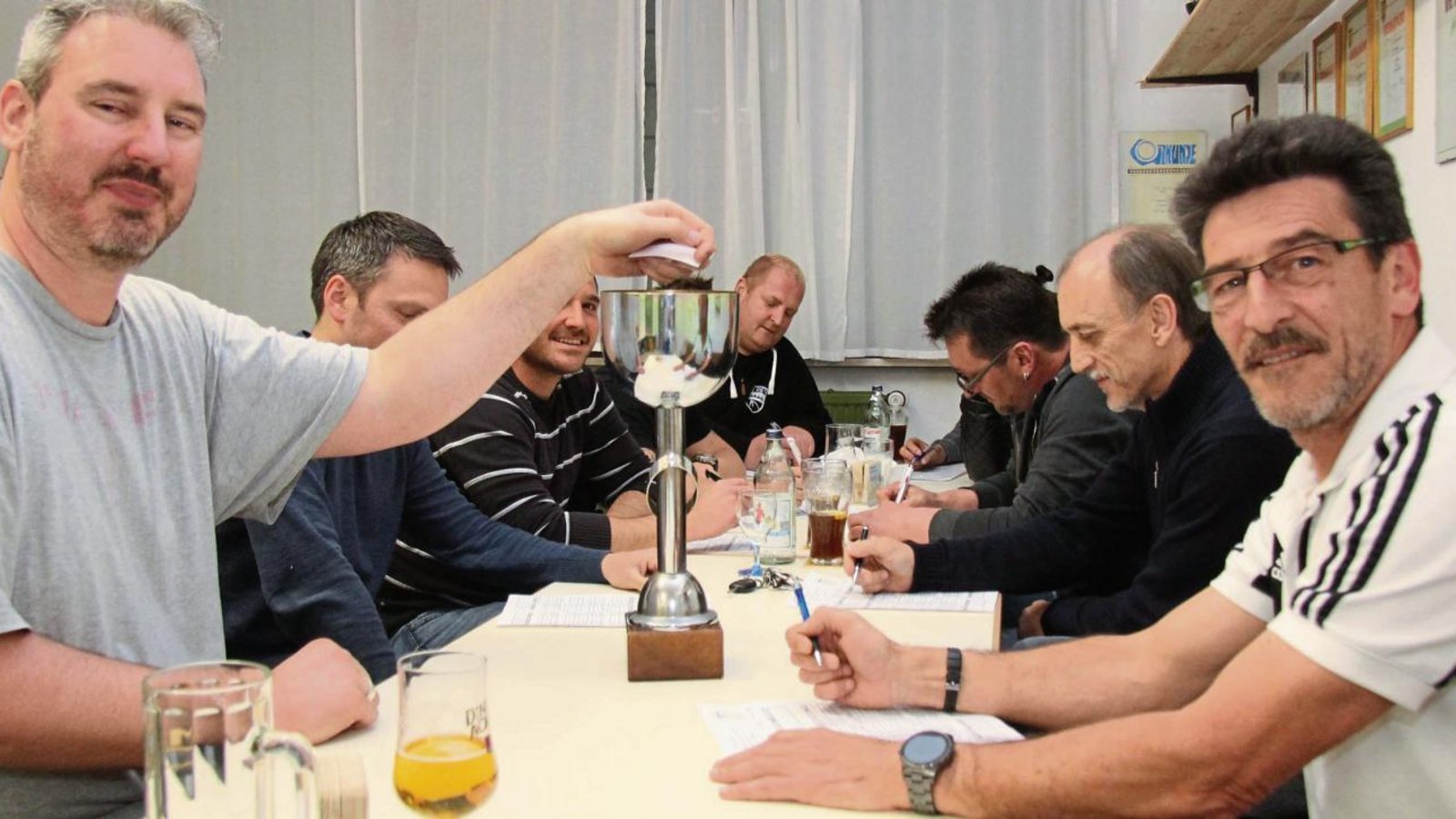 VKZ-Sportredakteur Michael Nachreiner (links) gibt die Losfee bei der Gruppenauslosung des Vaihinger Fußball-Stadtpokals. Foto: Bielesch VKZ-Sportredakteur Michael Nachreiner (links) gibt die Losfee bei der Gruppenauslosung des Vaihinger Fußball-Stadtpokals. Foto: Bielesch