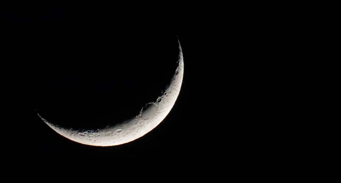 Am Monatsende wird Venus unbeobachtbar. Im Fernrohr zeigt unser innerer Nachbarplanet eine Sichel, die rasch größer und schmaler wird. Schon Galileo Galilei hat mit seinem selbst gefertigten Teleskop die Sichelgestalt der Venus erkannt.