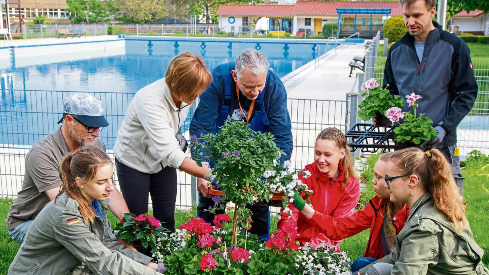 Am Samstag erfuhr das Schlossfreibad durch viele Helfer eine große Aufhübschung. Auch der Vereinsvorsitzende Axel Griesbaum (hinten links) machte sich die Hände schmutzig. Foto: Pangerl Am Samstag erfuhr das Schlossfreibad durch viele Helfer eine große Aufhübschung. Auch der Vereinsvorsitzende Axel Griesbaum (hinten links) machte sich die Hände schmutzig. Foto: Pangerl