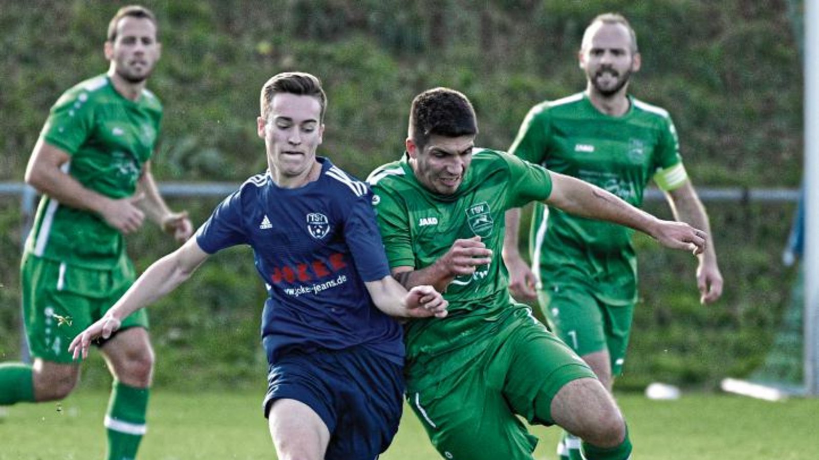 Für Tim Blessing (rechts) und die Kleinglattbacher Fußballer geht es endgültig steil bergauf. Auch gegen den TSV Bönnigheim haben sie am Sonntag mit 4:0 gewonnen. Foto: Leitner Für Tim Blessing (rechts) und die Kleinglattbacher Fußballer geht es endgültig steil bergauf. Auch gegen den TSV Bönnigheim haben sie am Sonntag mit 4:0 gewonnen. Foto: Leitner