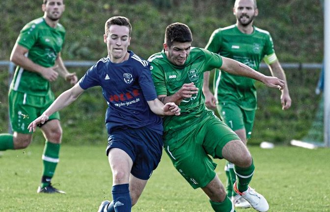 Für Tim Blessing (rechts) und die Kleinglattbacher Fußballer geht es endgültig steil bergauf. Auch gegen den TSV Bönnigheim haben sie am Sonntag mit 4:0 gewonnen. Foto: Leitner