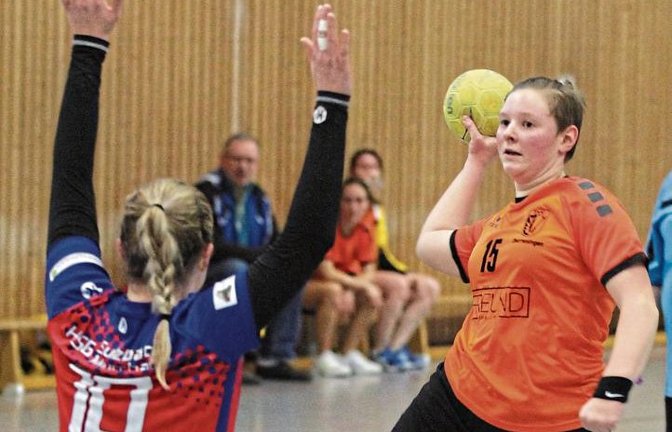 Mona Schray (rechts) muss beim TSV Oberriexingen flexibel sein: Die 18-Jährige wird auf den Rückraumpositionen links und rechts sowie auf Rechtsaußen eingesetzt. Foto: Nachreiner