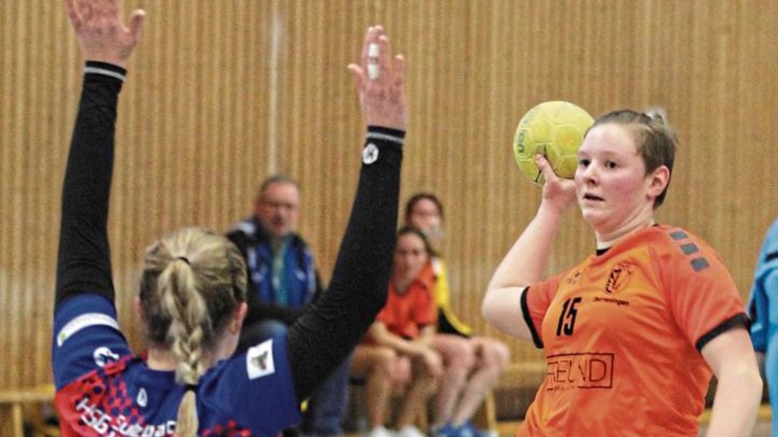 Mona Schray (rechts) muss beim TSV Oberriexingen flexibel sein: Die 18-Jährige wird auf den Rückraumpositionen links und rechts sowie auf Rechtsaußen eingesetzt. Foto: Nachreiner