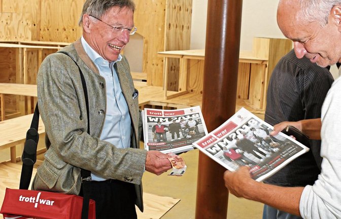Peter Klein aus Nussdorf verkauft das Trott-war-Sonderheft am Samstagmorgen in seinem Heimatort. Foto: Bögel