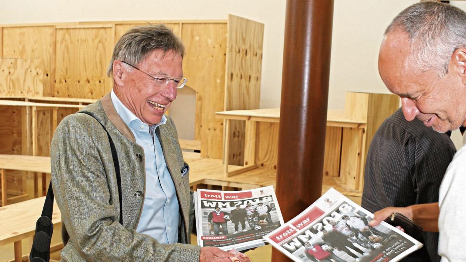 Peter Klein aus Nussdorf verkauft das Trott-war-Sonderheft am Samstagmorgen in seinem Heimatort. Foto: Bögel