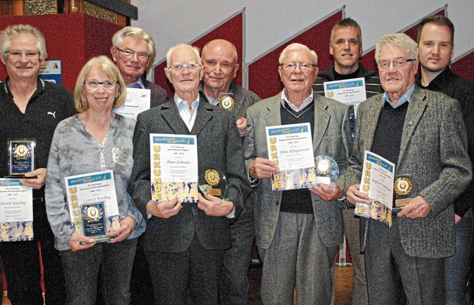 Diese Ehrungen beim Musikverein Illingen für bis zu 70 Jahre Vereinstreue können sich sehen lassen: Vorsitzender Reimund Scheytt (rechts) und sein Stellvertreter Erich Santi (links) mit den Geehrten Martin Kiesling (v.l.), Gertrud Kiesling, Michael Nemeth, Hans Schwarz, Hans Kirchler, Fritz Klingenstein, Stephan Brendel, Siegfried Mühleisen und Markus Fillips. Foto: Stahlfeld