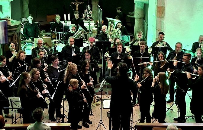 Die aktive Kapelle und die Jugendkapelle spielen gemeinsam die Zugabe „Irish Dream“ in stimmungsvoll-passendem irischem Grün. <span class='image-autor'>Foto: p</span>