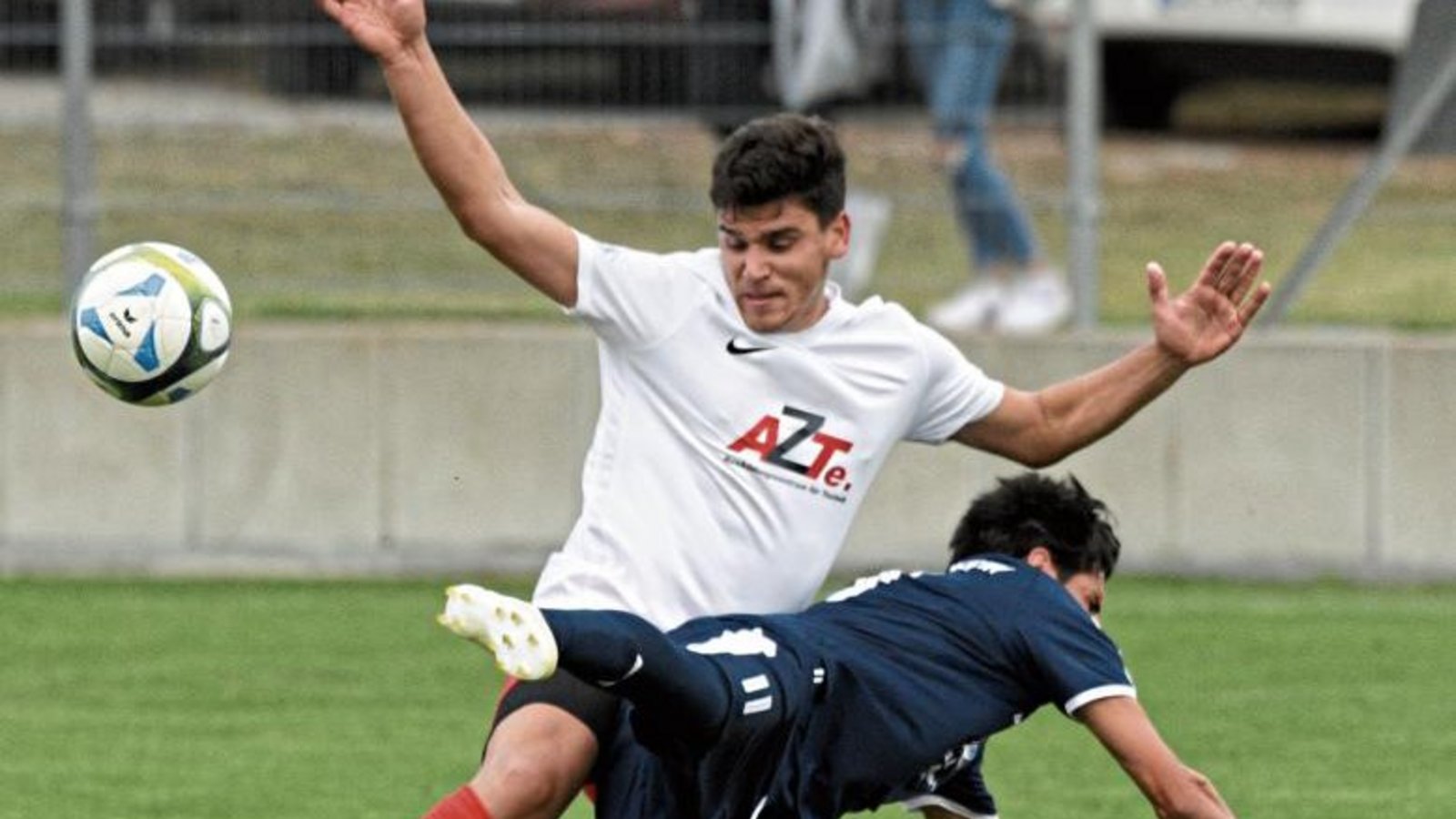 Samuel Grözinger (hinten) will Konstantinos Michailidis nicht berührt haben. Doch gestoppt hat der Nussdorfer den Besigheimer hier nur mit einem Foul. Foto: Leitner Samuel Grözinger (hinten) will Konstantinos Michailidis nicht berührt haben. Doch gestoppt hat der Nussdorfer den Besigheimer hier nur mit einem Foul. Foto: Leitner