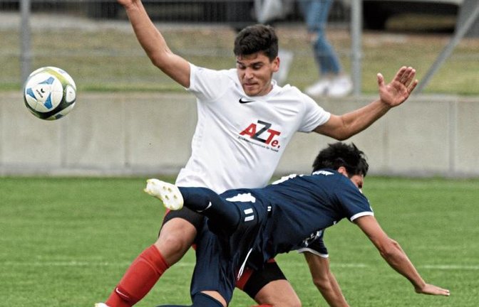 Samuel Grözinger (hinten) will Konstantinos Michailidis nicht berührt haben. Doch gestoppt hat der Nussdorfer den Besigheimer hier nur mit einem Foul. Foto: Leitner