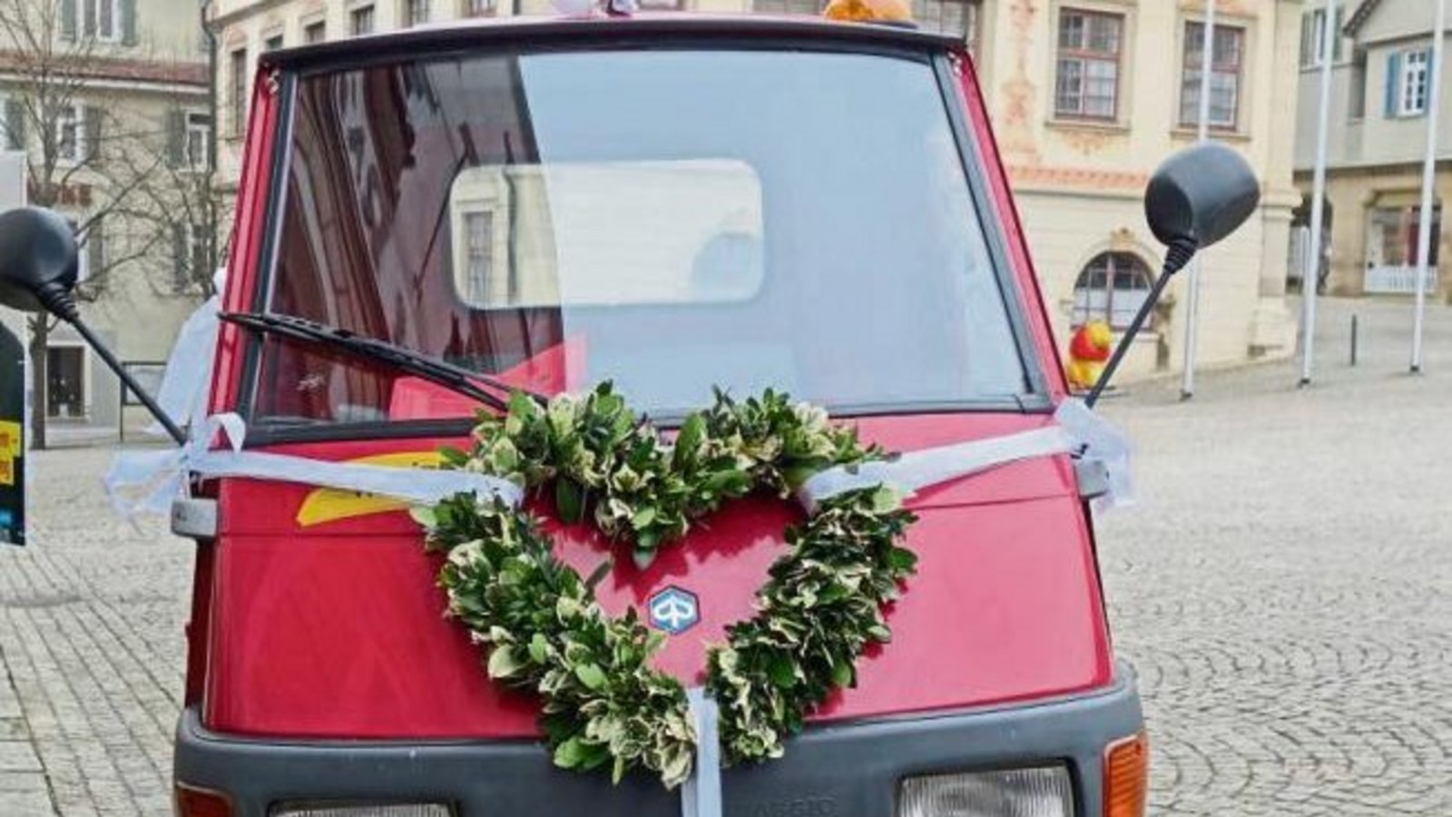 In Vaihingen hat ein Kleiner seinen großen Auftritt als Hochzeitskutsche.  Foto: Rücker
