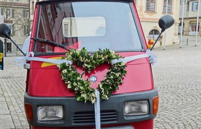 In Vaihingen hat ein Kleiner seinen großen Auftritt als Hochzeitskutsche.  Foto: Rücker