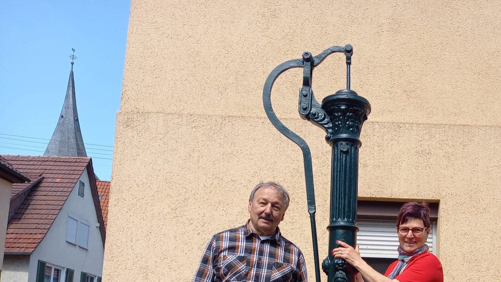 „Der Brunnen in der Forellengasse ist wieder da“, schreibt die Horrheimer Ortsvorsteherin Anita Götz zu ihrem Foto. „Dank Rolf Allmendinger aus Roßwag super renoviert.“ „Der Brunnen in der Forellengasse ist wieder da“, schreibt die Horrheimer Ortsvorsteherin Anita Götz zu ihrem Foto. „Dank Rolf Allmendinger aus Roßwag super renoviert.“