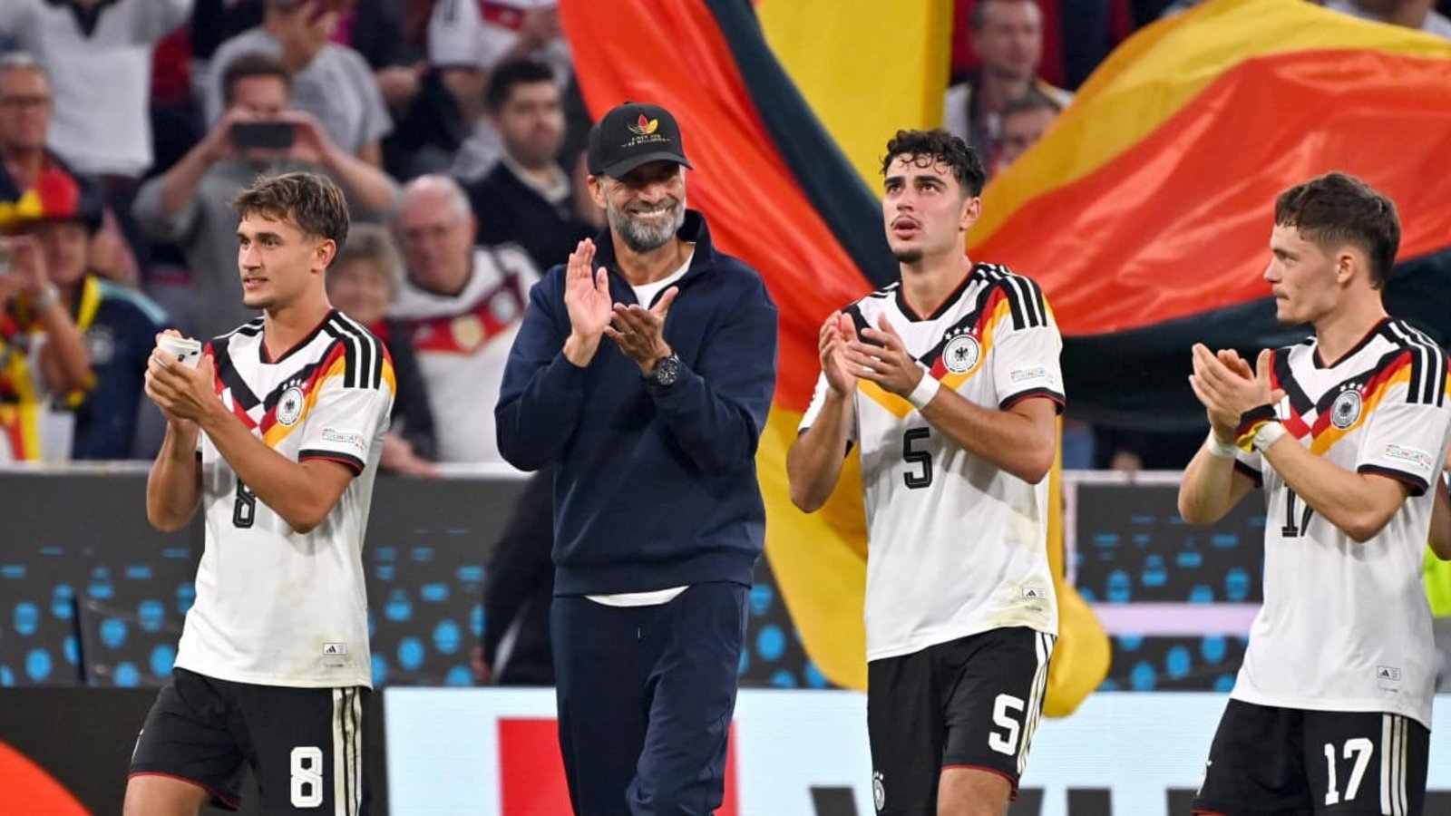 Die Hauptakteure bedanken sich bei den Fans: Tom Bischof, Bundestrainer Jürgen Klopp, Aleksandar Pavlovic und Florian Wirtz (von links) nach dem 2:0-Sieg gegen Serbien.IMAGO/Frank Hoermann/SVEN SIMON