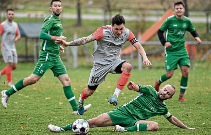 Maurizio Aprigliano springt in Sersheim über Philipp Gutjahr. Am Ende hat der TSV Kleinglattbach mit 3:1 deutlich die Nase vorne. Foto: Leitner
