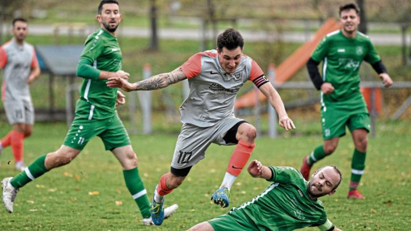 Maurizio Aprigliano springt in Sersheim über Philipp Gutjahr. Am Ende hat der TSV Kleinglattbach mit 3:1 deutlich die Nase vorne. Foto: Leitner Maurizio Aprigliano springt in Sersheim über Philipp Gutjahr. Am Ende hat der TSV Kleinglattbach mit 3:1 deutlich die Nase vorne. Foto: Leitner