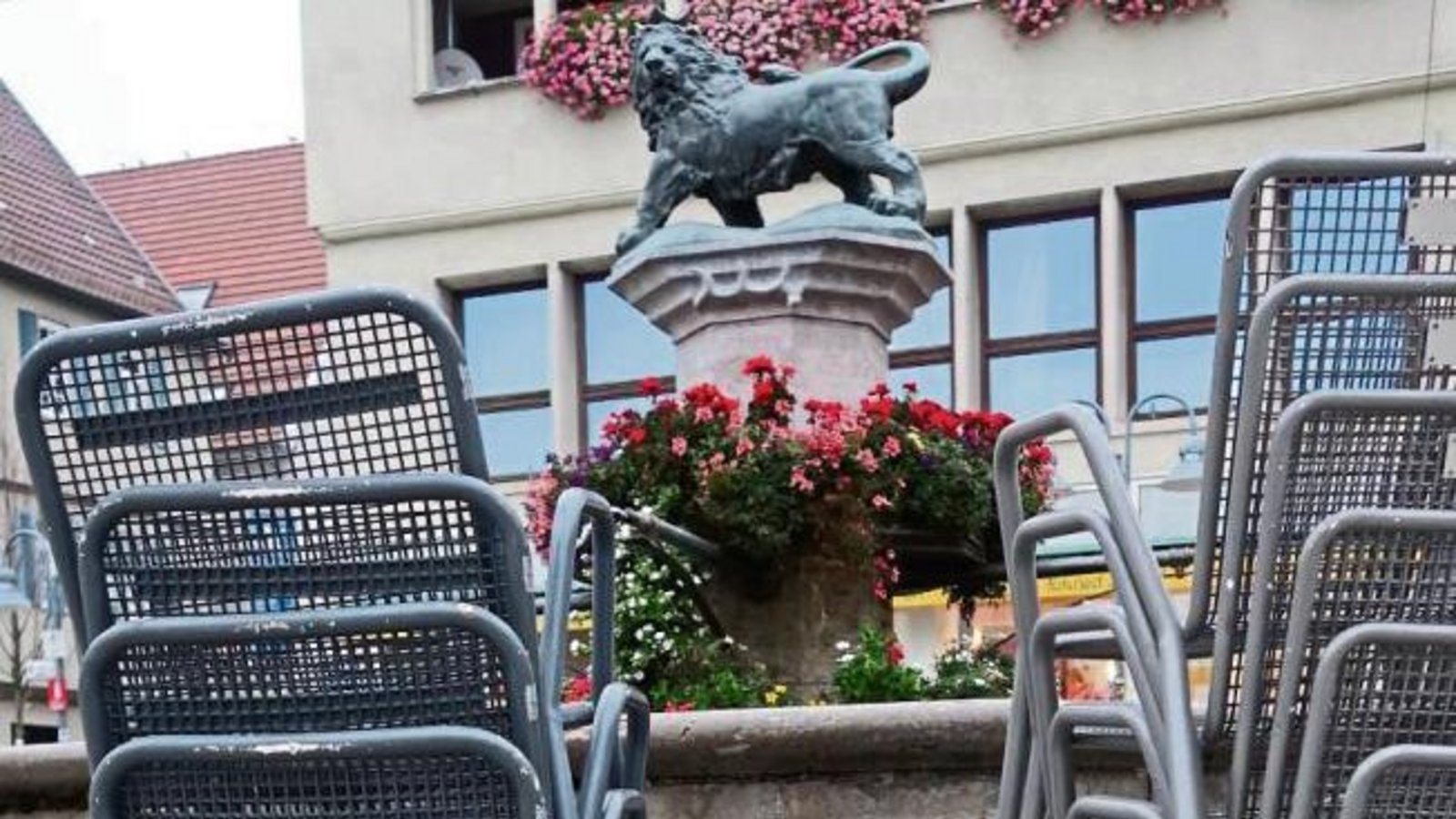 Der Vaihinger Löwe wacht über das Mobiliar, das bald Winterruhe hält.  Foto: Rücker