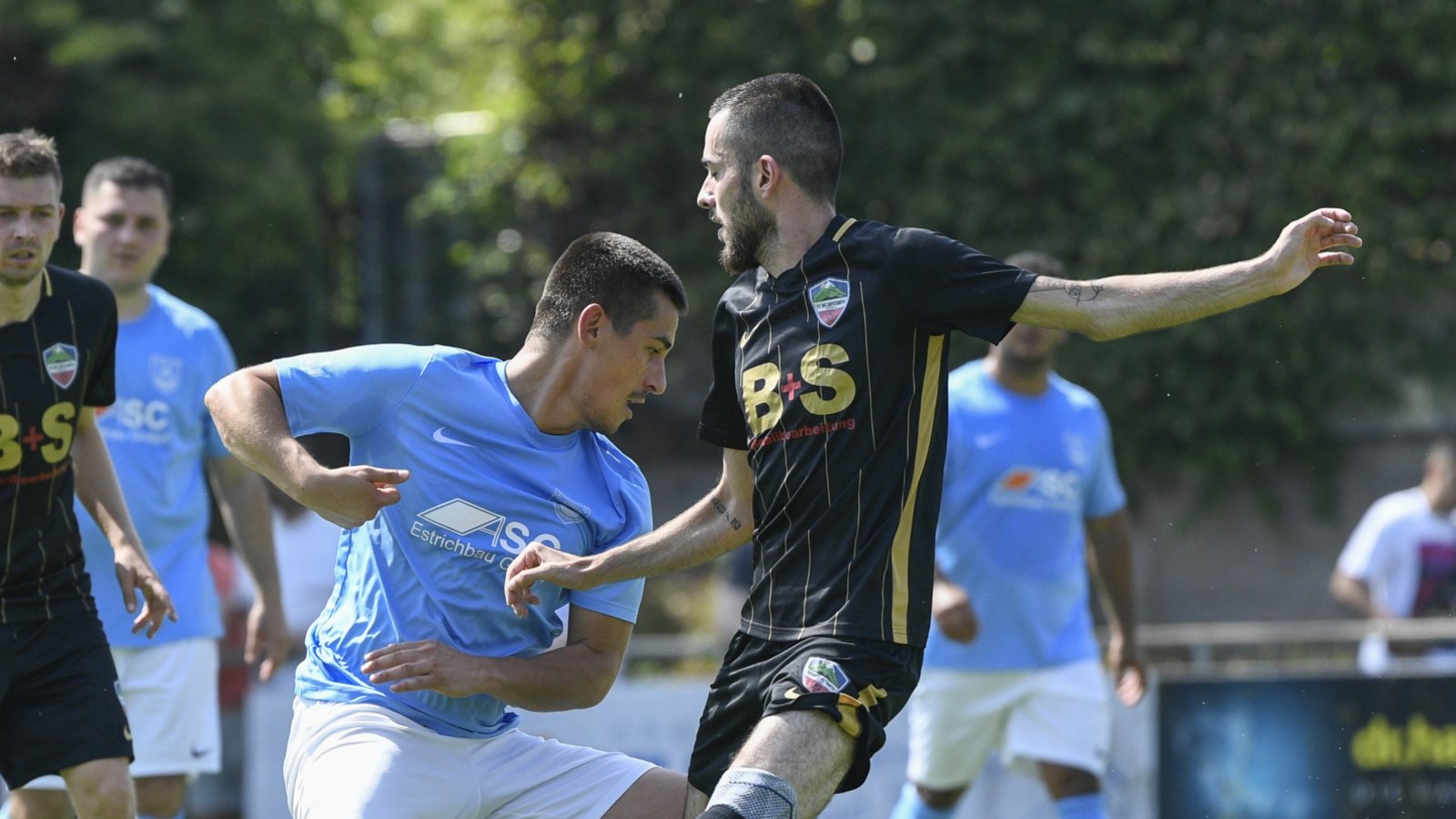In den Fußball-Relegationsspielen gab es gestern in Kleinglattbach den Aufreger des Tages. Dort brach Schiedsrichter Roman Reck nach einer Stunde die Partie zwischen FC Mezopotamya Bietigheim und SV Kaman Bönnigheim ab (linkes Bild: Kaman-Akteur Thomas Tsitsionis in Hellblau gegen Ozan Kalkan). Beim Stand von 2:0 für Bietigheim zeigte der Schiedsrichter einem Bönnigheimer die Rote Karte, nachdem er ihn beim Versuch des Ballwegschlagens getroffen hatte. In der nächsten Aktion sah ein weiterer Kaman-Spieler Gelb-Rot, nach einigen Diskussionen bracht der Unparteiische ab. „Handgreiflichkeiten gab es keine, und bis dahin war auch keine Aggressivität im Spiel gewesen“, betonen die Ausrichter vom TSV Kleinglattbach. Das Spiel wird mit 2:0 für Mezopotamya gewertet, das jetzt gegen Riexingen II um den Aufstieg in die A 3 kämpft. In der Landesliga-Relegation, die beim FC Gündelbach ausgetragen wurde, musste 08 Bissingen II (mittleres Bild: Bissingens Lahud Abdulahad in Blau gegen Serhat Okur) mit 1:2 gegen Aramäer Heilbronn die Segel streichen. Die SpVgg Besigheim (rechtes Bild, in Dunkelblau der Besigheimer Ulas-Can Uysa im Zweikampf mit Ibrahim Ercan) gewann in Großglattbach mit 4:0 gegen den TSC Kornwestheim und trifft in der Bezirksliga-Relegation jetzt auf Marbach.  rkü/Fotos: Leitner