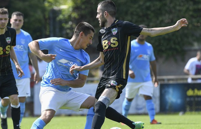 In den Fußball-Relegationsspielen gab es gestern in Kleinglattbach den Aufreger des Tages. Dort brach Schiedsrichter Roman Reck nach einer Stunde die Partie zwischen FC Mezopotamya Bietigheim und SV Kaman Bönnigheim ab (linkes Bild: Kaman-Akteur Thomas Tsitsionis in Hellblau gegen Ozan Kalkan). Beim Stand von 2:0 für Bietigheim zeigte der Schiedsrichter einem Bönnigheimer die Rote Karte, nachdem er ihn beim Versuch des Ballwegschlagens getroffen hatte. In der nächsten Aktion sah ein weiterer Kaman-Spieler Gelb-Rot, nach einigen Diskussionen bracht der Unparteiische ab. „Handgreiflichkeiten gab es keine, und bis dahin war auch keine Aggressivität im Spiel gewesen“, betonen die Ausrichter vom TSV Kleinglattbach. Das Spiel wird mit 2:0 für Mezopotamya gewertet, das jetzt gegen Riexingen II um den Aufstieg in die A 3 kämpft. In der Landesliga-Relegation, die beim FC Gündelbach ausgetragen wurde, musste 08 Bissingen II (mittleres Bild: Bissingens Lahud Abdulahad in Blau gegen Serhat Okur) mit 1:2 gegen Aramäer Heilbronn die Segel streichen. Die SpVgg Besigheim (rechtes Bild, in Dunkelblau der Besigheimer Ulas-Can Uysa im Zweikampf mit Ibrahim Ercan) gewann in Großglattbach mit 4:0 gegen den TSC Kornwestheim und trifft in der Bezirksliga-Relegation jetzt auf Marbach.  rkü/<span class='image-autor'>Fotos: Leitner</span>