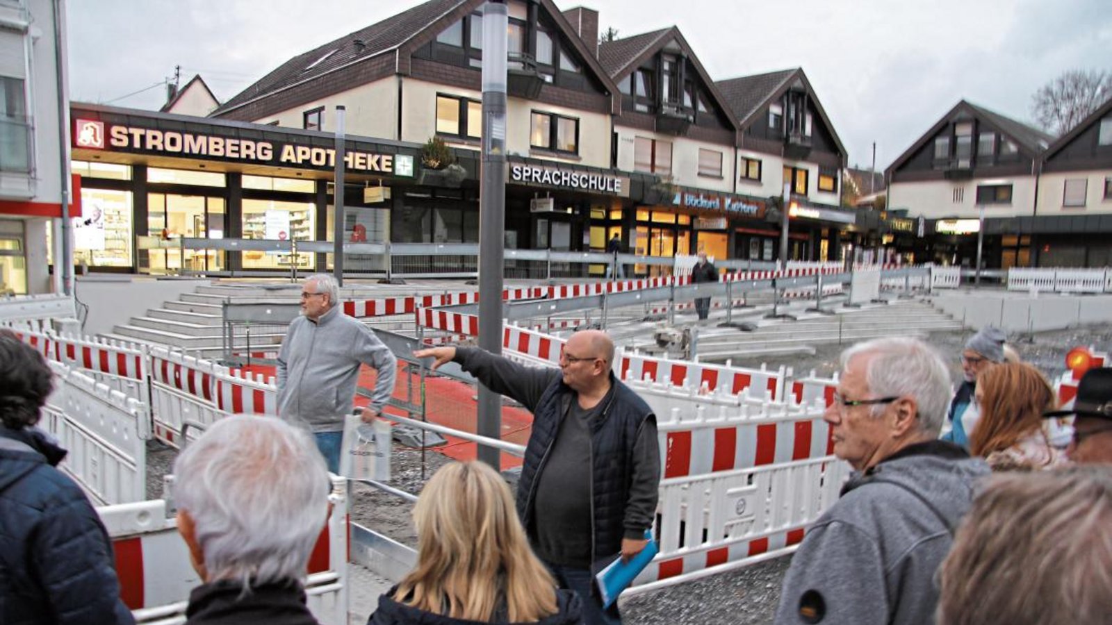 Bürgermeister Jürgen Scholz (Mitte) erklärte den Bürgerinnen und Bürgern die Umgestaltung des Marktes.  Fotos: Banholzer