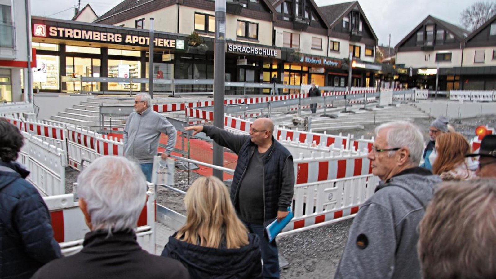 Bürgermeister Jürgen Scholz (Mitte) erklärte den Bürgerinnen und Bürgern die Umgestaltung des Marktes.  Fotos: Banholzer