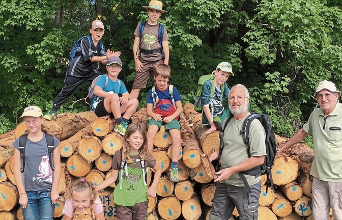 Revierförster Wolfgang Steinacker (Zweiter von rechts) zeigt die Besonderheiten des Waldes. Fotos: p