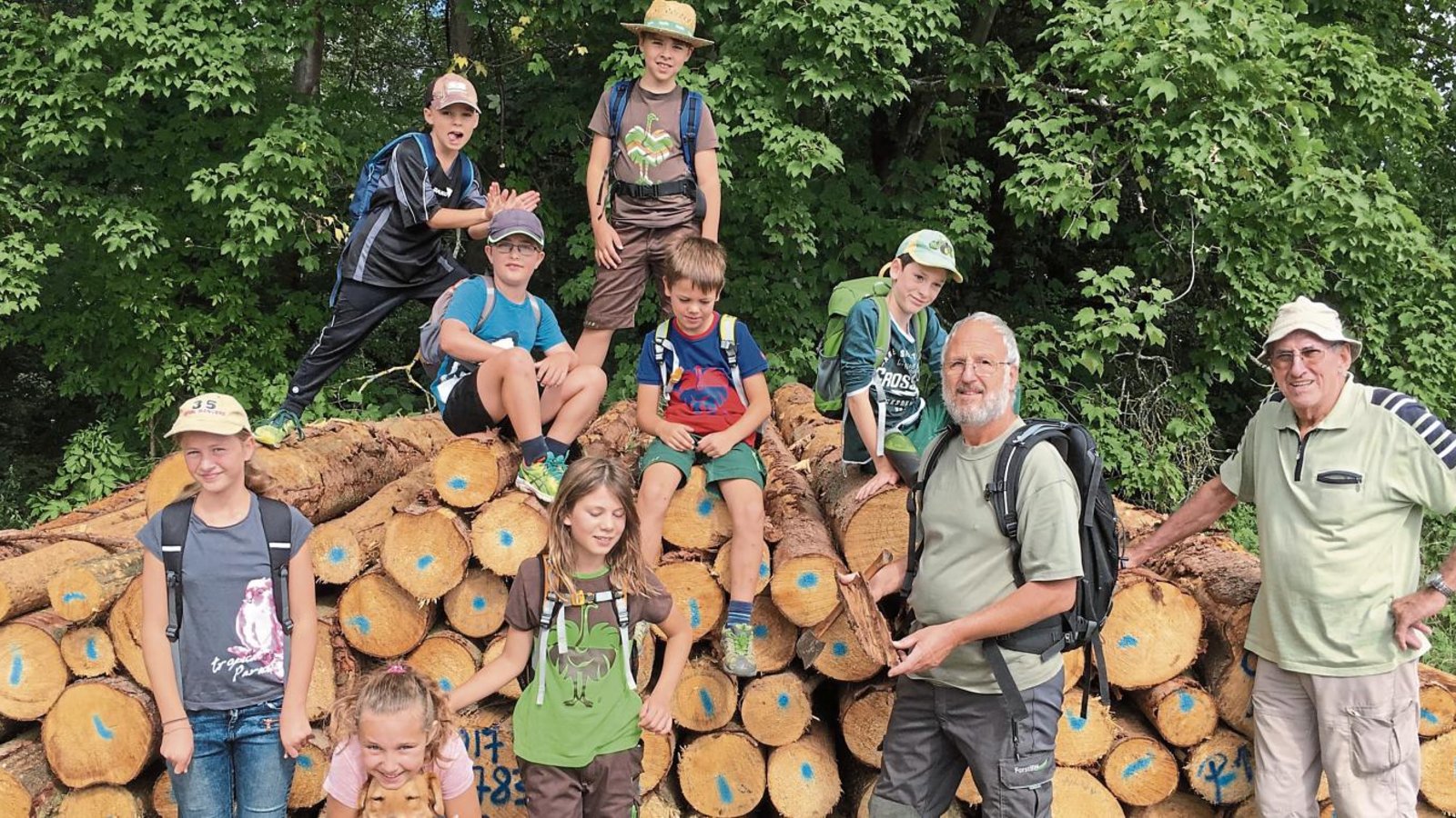 Revierförster Wolfgang Steinacker (Zweiter von rechts) zeigt die Besonderheiten des Waldes. Fotos: p Revierförster Wolfgang Steinacker (Zweiter von rechts) zeigt die Besonderheiten des Waldes. Fotos: p