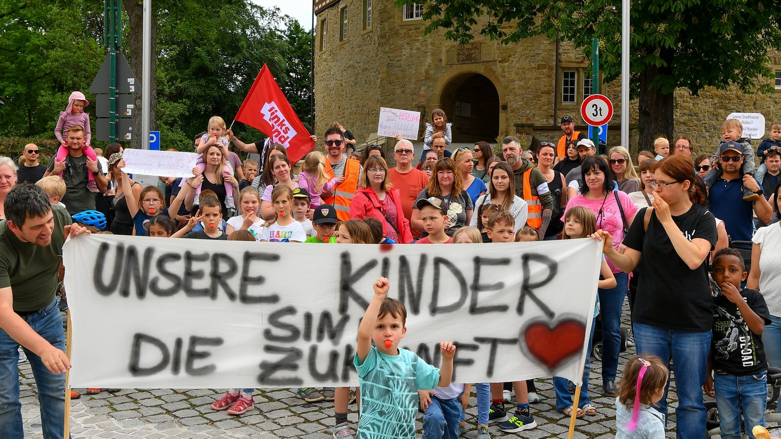 Mütter, Väter und Kinder haben sich vor dem Sachsenheimer Verwaltungssitz zur Demo versammelt. Foto: Kalb Mütter, Väter und Kinder haben sich vor dem Sachsenheimer Verwaltungssitz zur Demo versammelt. Foto: Kalb