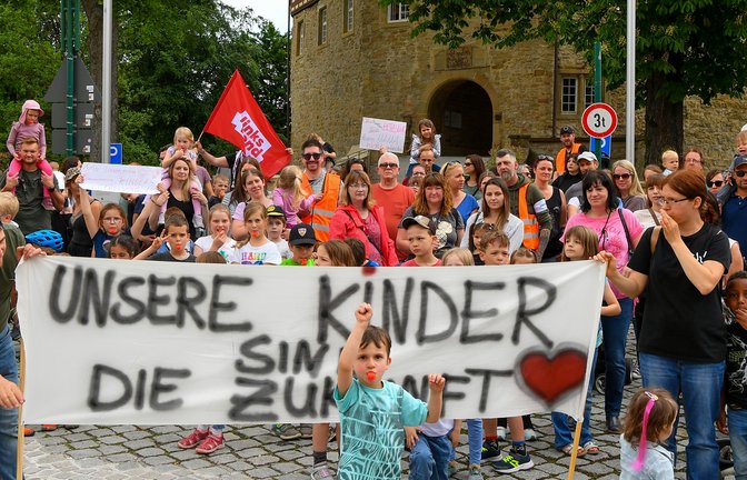 Mütter, Väter und Kinder haben sich vor dem Sachsenheimer Verwaltungssitz zur Demo versammelt.  <span class='image-autor'>Foto: Kalb</span>