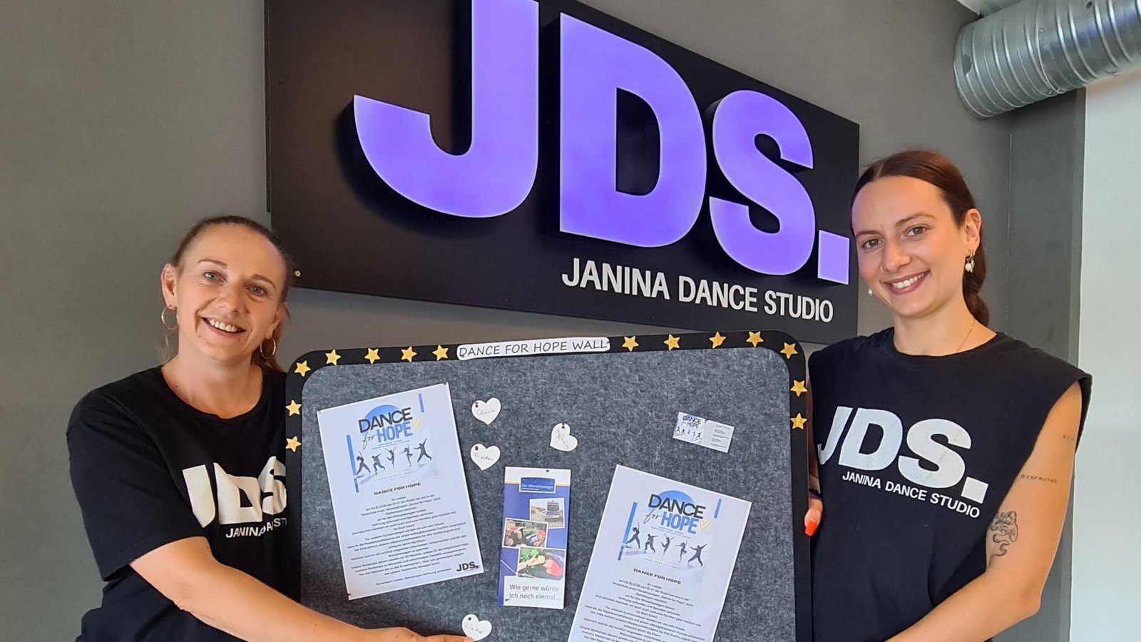 Tanzschulinhaberin Janina Weiser (rechts) und ihre Mitarbeiterin Mandy Greindl freuen sich auf viele Besucherinnen und Besucher. Für die Veranstaltung haben sie eine „Hope Wall“ gebastelt. Gäste können auf kleine Herze ihre Wünsche schreiben und anpinnen. Fotos: p/Müller Tanzschulinhaberin Janina Weiser (rechts) und ihre Mitarbeiterin Mandy Greindl freuen sich auf viele Besucherinnen und Besucher. Für die Veranstaltung haben sie eine „Hope Wall“ gebastelt. Gäste können auf kleine Herze ihre Wünsche schreiben und anpinnen. Fotos: p/Müller