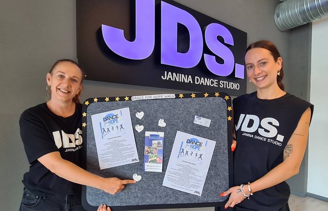 Tanzschulinhaberin Janina Weiser (rechts) und ihre Mitarbeiterin Mandy Greindl freuen sich auf viele Besucherinnen und Besucher. Für die Veranstaltung haben sie eine „Hope Wall“ gebastelt. Gäste können auf kleine Herze ihre Wünsche schreiben und anpinnen.  <span class='image-autor'>Fotos: p/Müller</span>