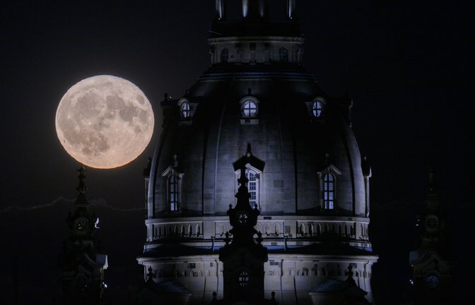 In Dresden war der sogenannte Donnermond gut zu sehen.<span class='image-autor'>Foto: dpa/Robert Michael</span>