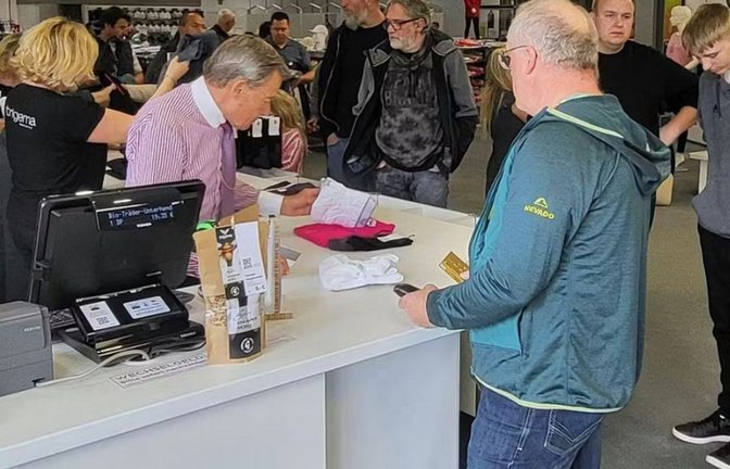 Wolfgang Grupp zeigte sich bei einem verkaufsoffenen Sonntag in einer Trigema-Filiale.<span class='image-autor'>Foto: Dennis Breisinger</span>