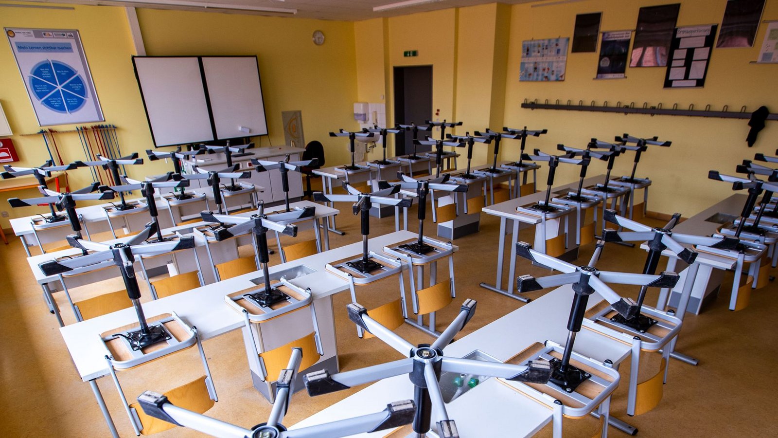 Leeres Klassenzimmer während der PandemieFoto: dpa/Jens Büttner Leeres Klassenzimmer während der PandemieFoto: dpa/Jens Büttner