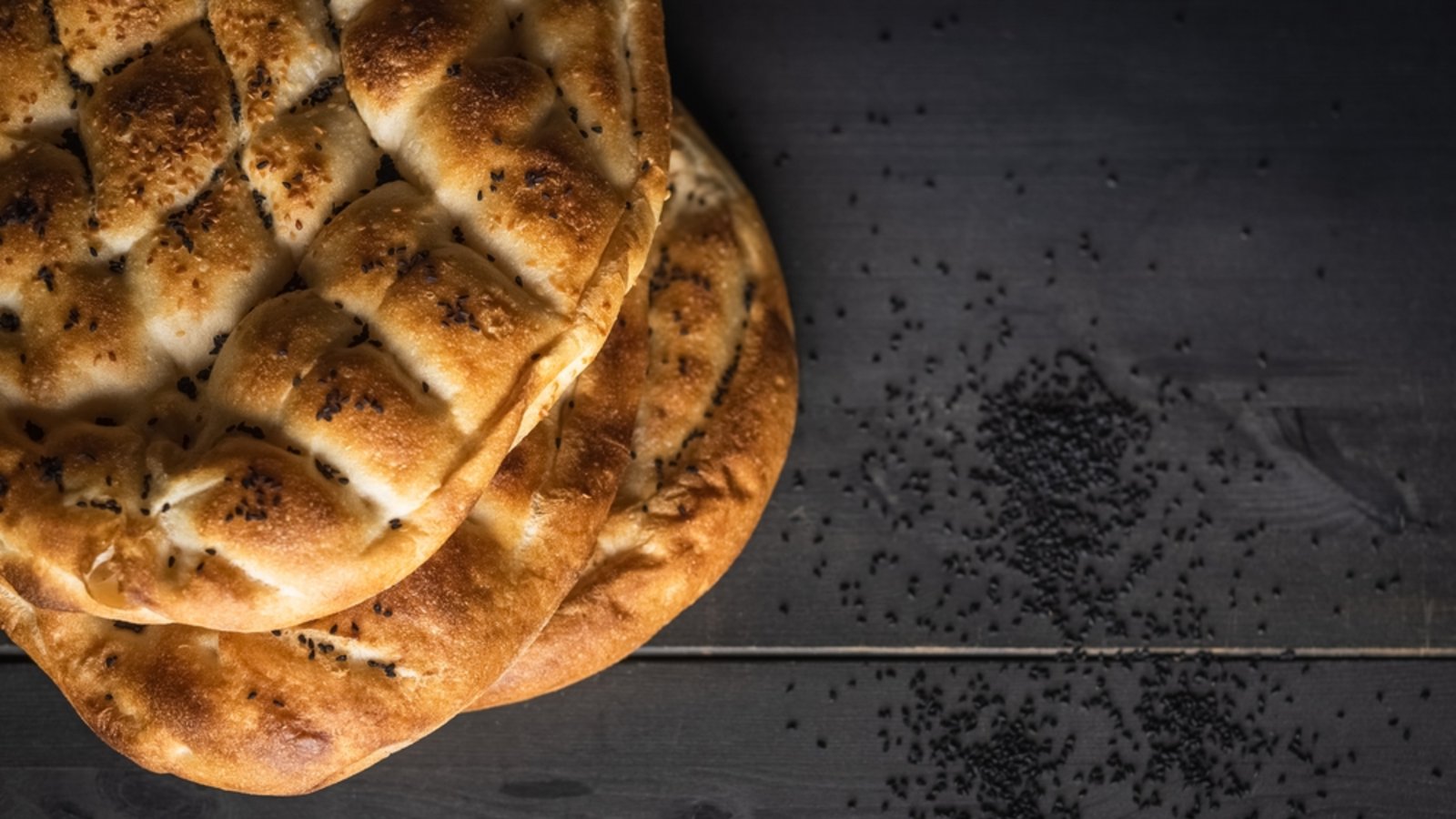 Erfahren Sie, um welches Gewürz es sich bei den schwarzen Körnern auf Fladenbrot handelt.Foto: Seda Yalova / Shutterstock.com Erfahren Sie, um welches Gewürz es sich bei den schwarzen Körnern auf Fladenbrot handelt.Foto: Seda Yalova / Shutterstock.com
