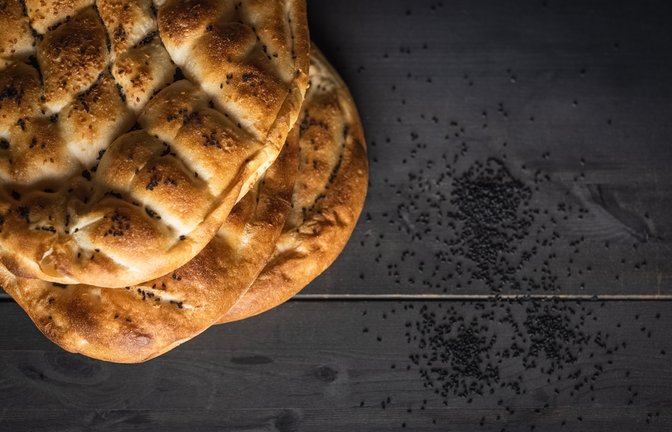 Erfahren Sie, um welches Gewürz es sich bei den schwarzen Körnern auf Fladenbrot handelt.<span class='image-autor'>Foto: Seda Yalova / Shutterstock.com</span>