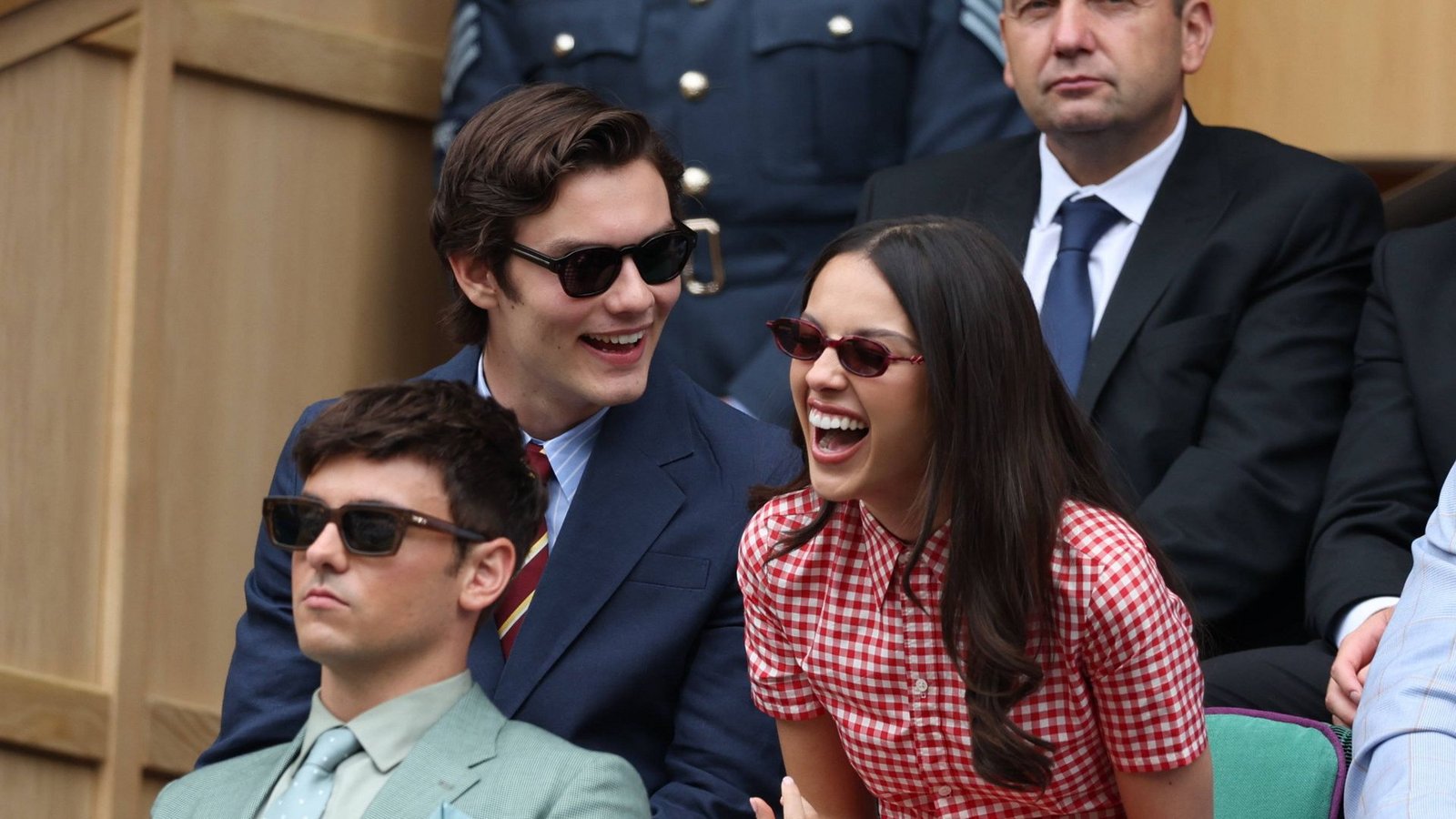 ... und die amerikanische Sängerin Olivia Rodrigo, die über die Scherze ihres Freundes Louis Partridge lachen musste.Foto: IMAGO/i Images