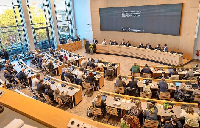 Die Mitglieder der AfD sind auf diesem Bild aus dem Stuttgarter Gemeinderat links am Fenster zu sehen.<span class='image-autor'>Foto: Lichtgut/Julian Rettig</span>