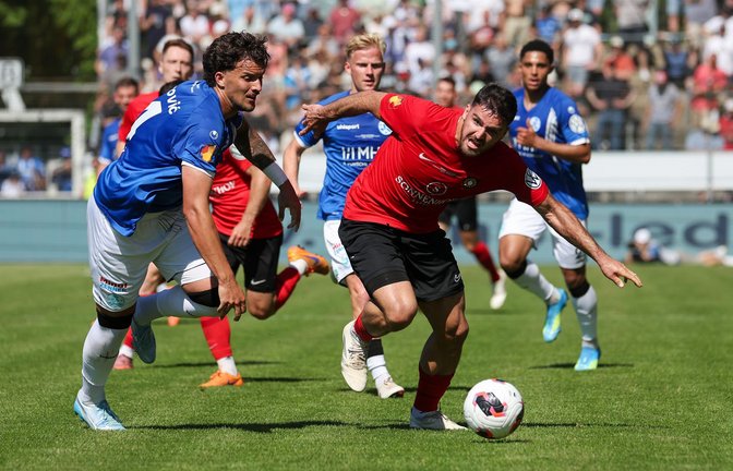 Umkämpftes Finale: Milan Petrovic gegen Großaspachs Michael Kleinschrodt (re.).<span class='image-autor'>Foto: Baumann/Julia Rahn</span>