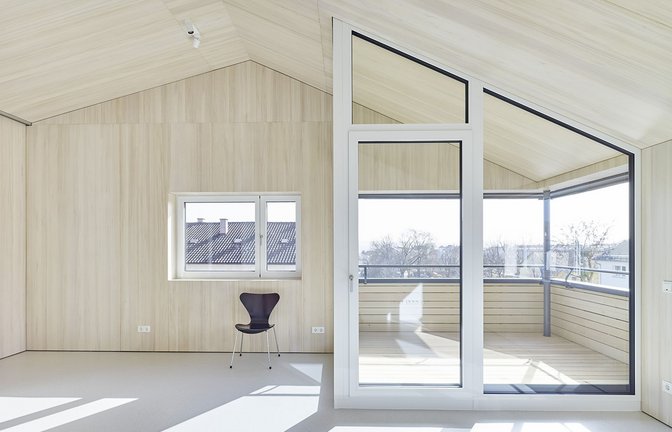 Dachaufstockung eines Nachkriegshauses in Kornwestheim:  Blick in eine der von der Architektin Daniela Resch konzipierten neuen  Dachwohnungen.  Weitere Bilder von diesem und anderen nachhaltigen Projekten „ Bauen im Bestand“ in der Bildergalerie.<span class='image-autor'>Foto: Jürgen Pollak/P</span>