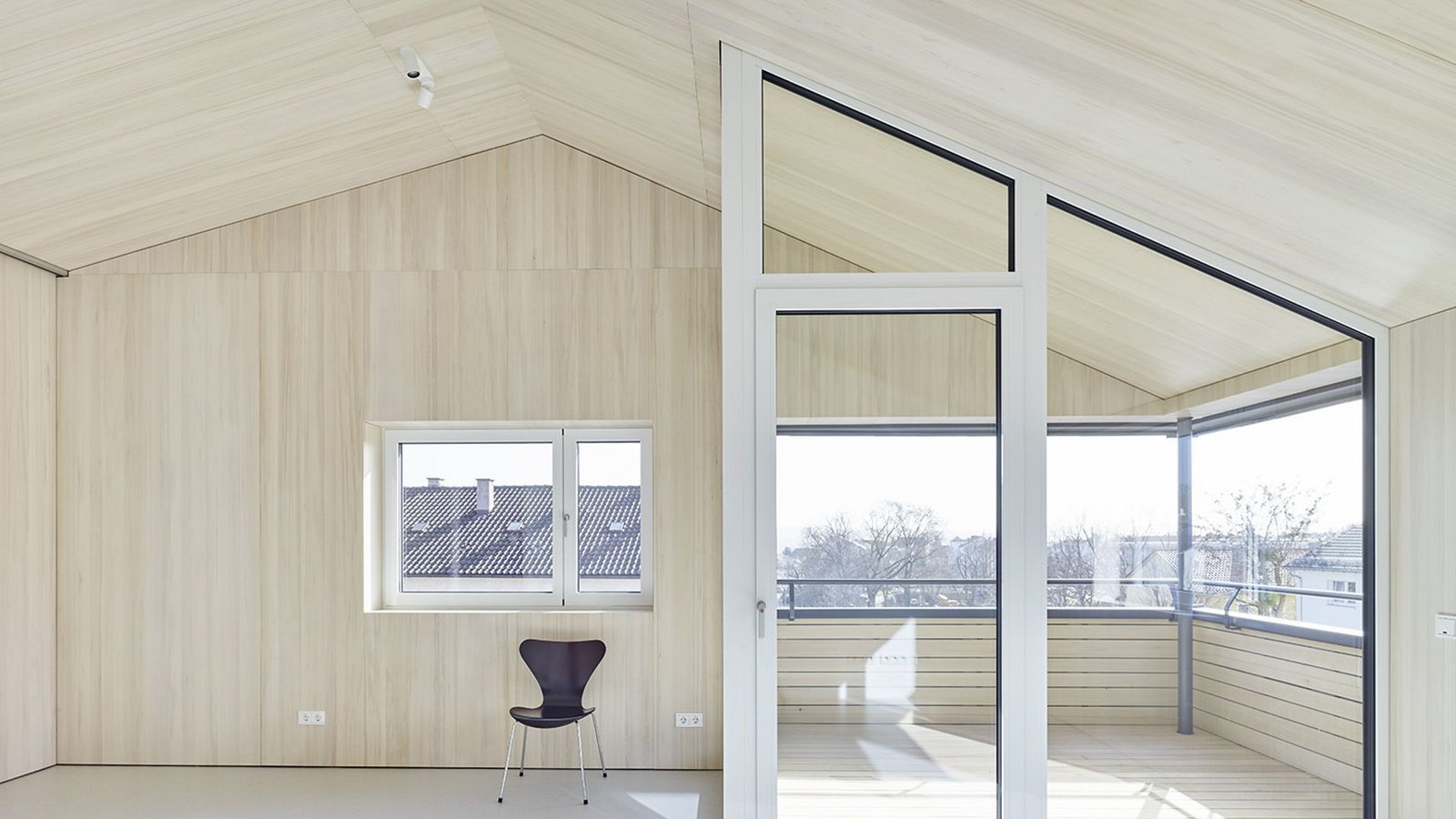 Dachaufstockung eines Nachkriegshauses in Kornwestheim: Blick in eine der von der Architektin Daniela Resch konzipierten neuen Dachwohnungen. Weitere Bilder von diesem und anderen nachhaltigen Projekten „ Bauen im Bestand“ in der Bildergalerie.Foto: Jürgen Pollak/P Dachaufstockung eines Nachkriegshauses in Kornwestheim: Blick in eine der von der Architektin Daniela Resch konzipierten neuen Dachwohnungen. Weitere Bilder von diesem und anderen nachhaltigen Projekten „ Bauen im Bestand“ in der Bildergalerie.Foto: Jürgen Pollak/P