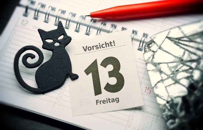 Schwarze Katze, zerbrochener Spiegel, all das soll Unglück bringen.<span class='image-autor'>Foto: IMAGO/Christian Ohde/IMAGO/Christian Ohde</span>