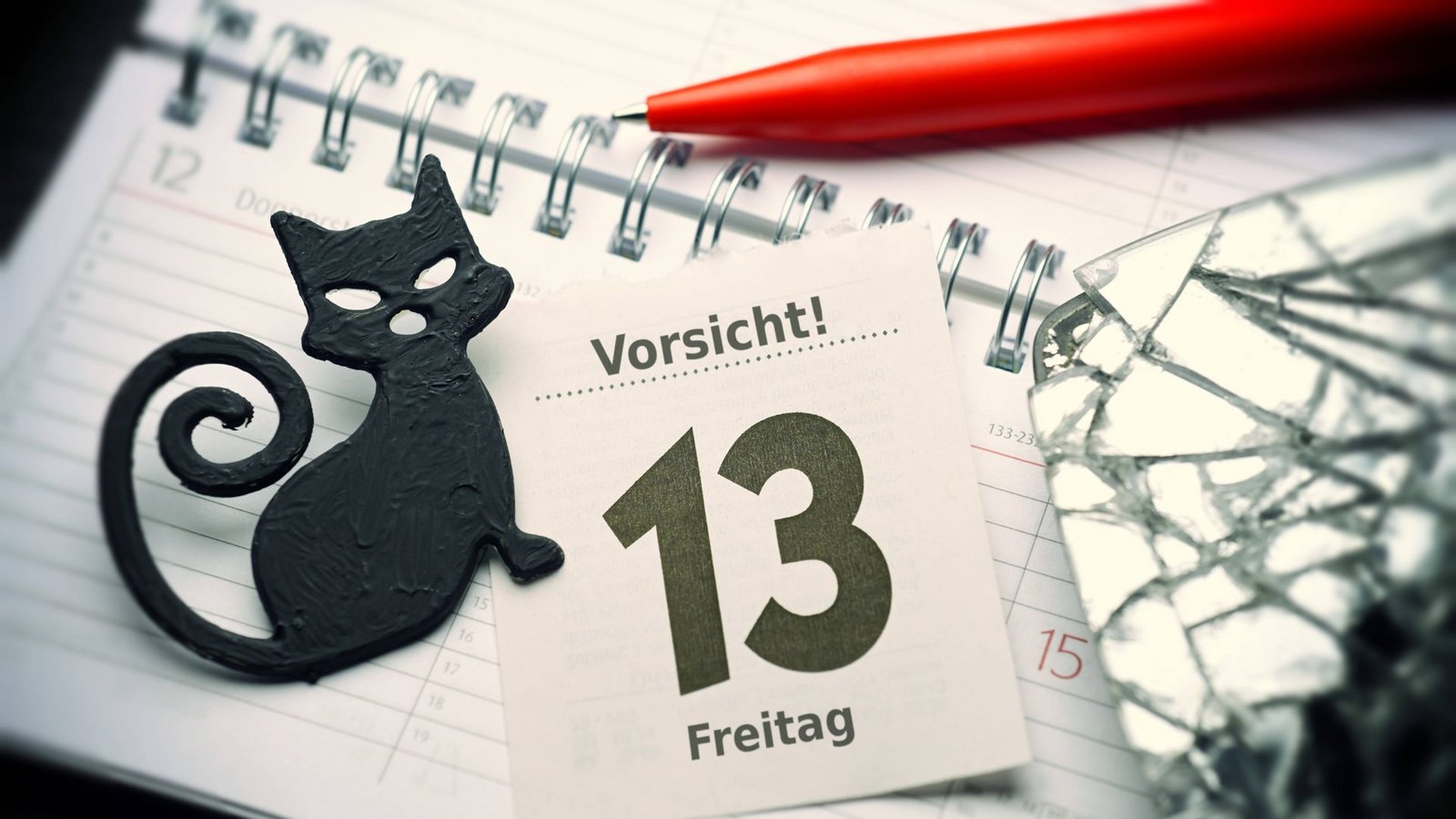 Schwarze Katze, zerbrochener Spiegel, all das soll Unglück bringen.Foto: IMAGO/Christian Ohde/IMAGO/Christian Ohde Schwarze Katze, zerbrochener Spiegel, all das soll Unglück bringen.Foto: IMAGO/Christian Ohde/IMAGO/Christian Ohde