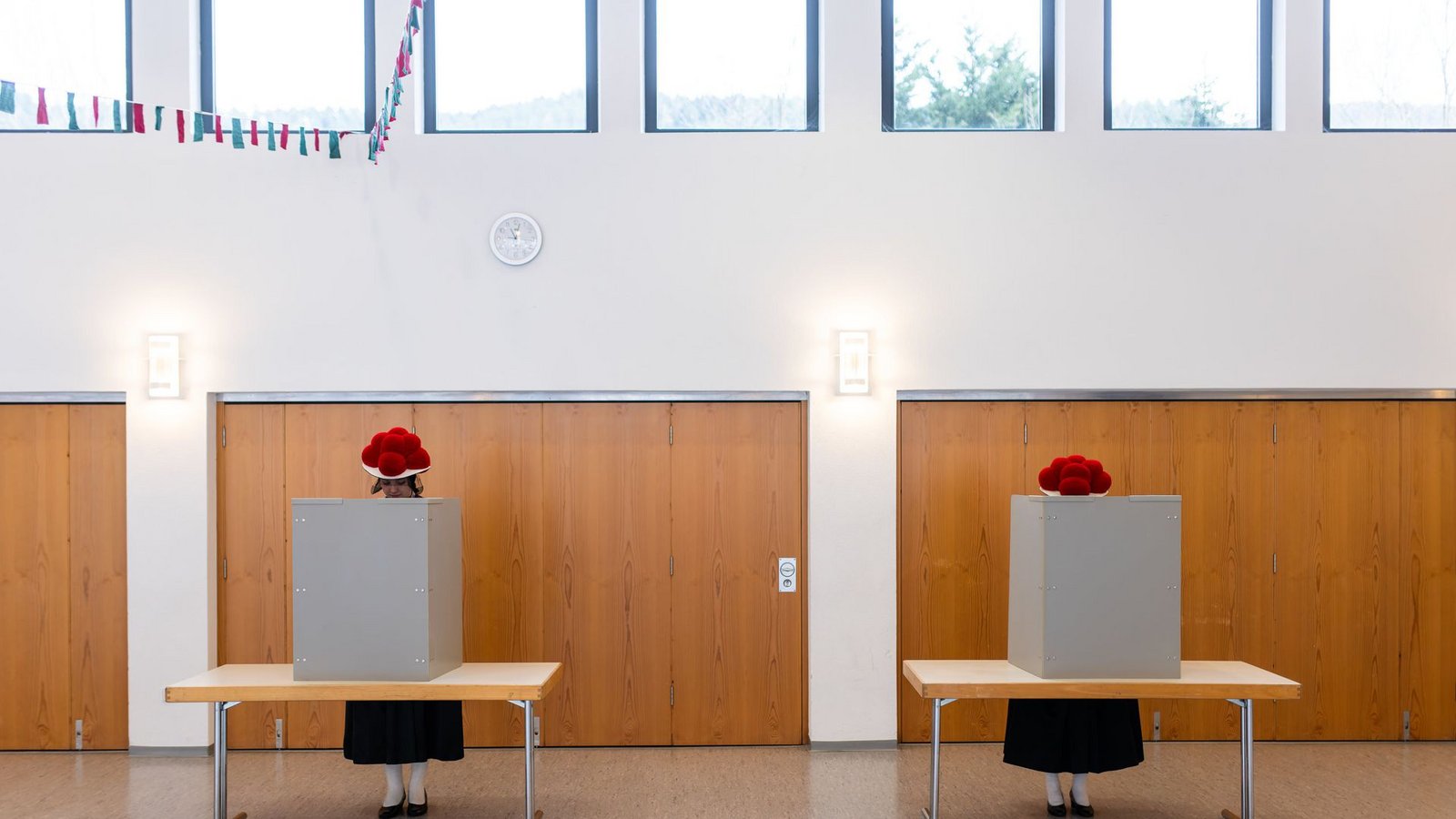 Nur sie selbst wissen, ob die Bollenhutträgerinnen bei der nächsten Bundestagswahl lieber per Klick wählen würden.Foto: dpa Nur sie selbst wissen, ob die Bollenhutträgerinnen bei der nächsten Bundestagswahl lieber per Klick wählen würden.Foto: dpa