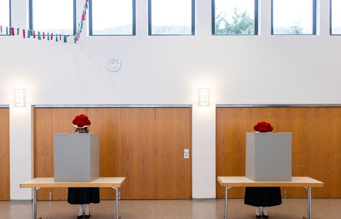 Nur sie selbst wissen, ob die Bollenhutträgerinnen bei der nächsten Bundestagswahl lieber per Klick wählen würden.<span class='image-autor'>Foto: dpa</span>