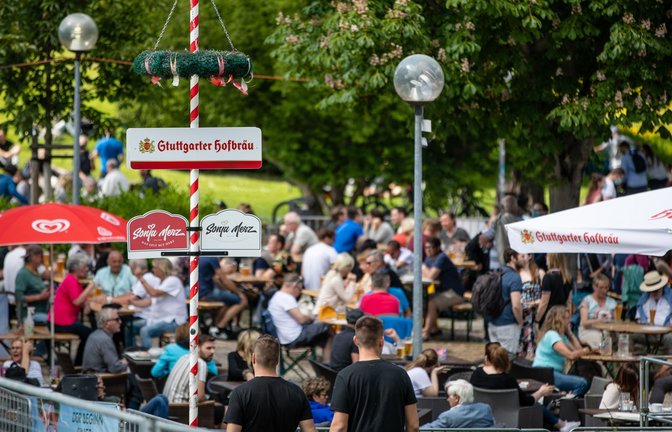 Menschen in einem Stuttgarter Biergarten genießen die Sonne. (Archivbild)<span class='image-autor'>Foto: Christoph Schmidt/dpa/Christoph Schmidt</span>